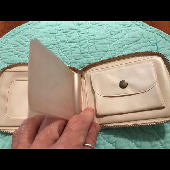 Snoopy Butterfly Collection Wallet - Picture 6 of 8